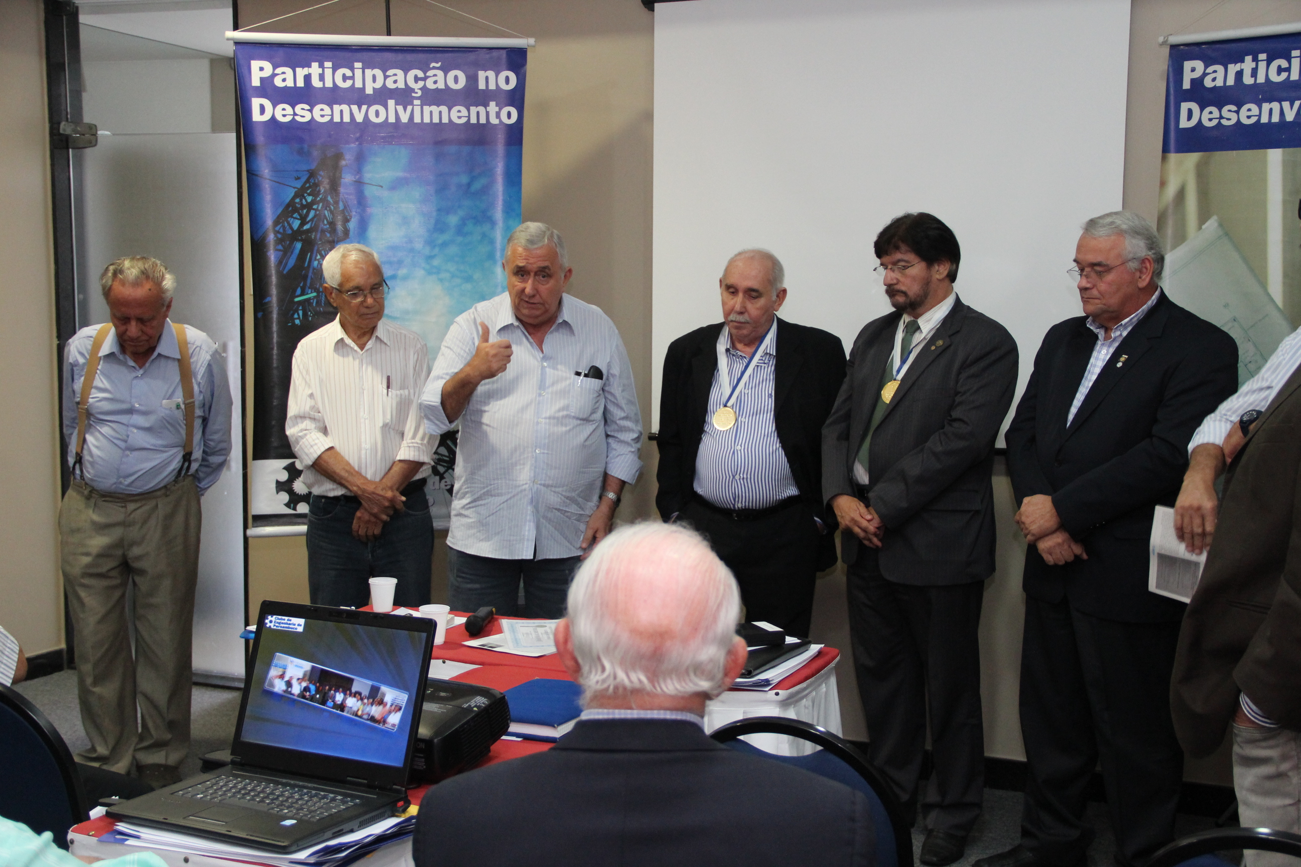 GEÓLOGO É HOMENAGEADO PELO CLUBE DE ENGENHARIA DE PE.